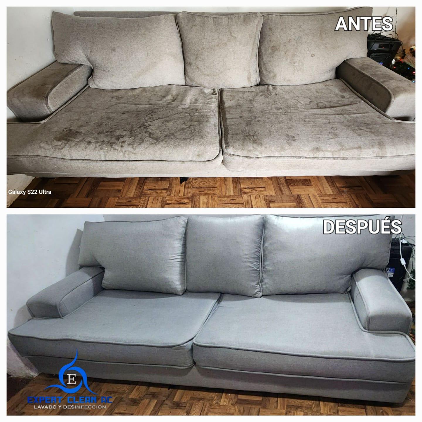 Sofá gris antes y después de limpieza, con manchas eliminadas.